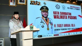 Wali Kota Padang, Fadly Amran memberikan sambutan pada Musda VII PD Perti dan Perwati Sumbar di Auditorium Gubernur Sumbar, Kamis (24/7/2025). (Foto: Prokopim Padang)