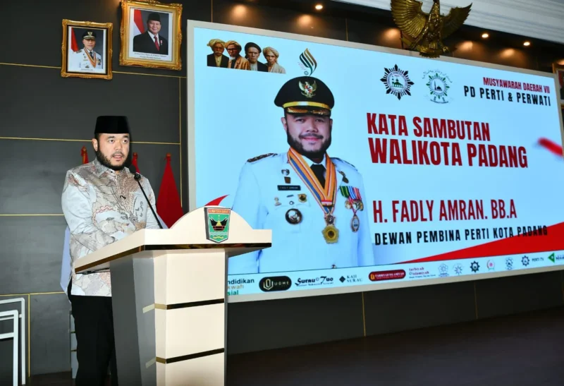 Wali Kota Padang, Fadly Amran memberikan sambutan pada Musda VII PD Perti dan Perwati Sumbar di Auditorium Gubernur Sumbar, Kamis (24/7/2025). (Foto: Prokopim Padang)