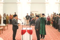 Wali Kota Bukittinggi, Ramlan Nurmatias melantik dan mengambil sumpah jabatan Rismal Hadi sebagai Sekdako Bukittinggi, Selasa (8/7/2025). (Foto: Pemko Bukittinggi)