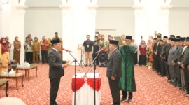 Wali Kota Bukittinggi, Ramlan Nurmatias melantik dan mengambil sumpah jabatan Rismal Hadi sebagai Sekdako Bukittinggi, Selasa (8/7/2025). (Foto: Pemko Bukittinggi)