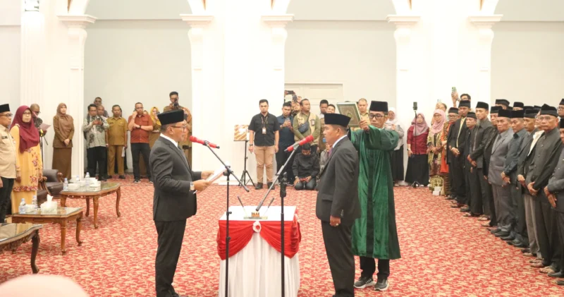 Wali Kota Bukittinggi, Ramlan Nurmatias melantik dan mengambil sumpah jabatan Rismal Hadi sebagai Sekdako Bukittinggi, Selasa (8/7/2025). (Foto: Pemko Bukittinggi)