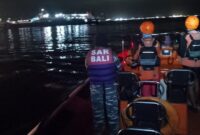 Tim SAR melakukan pencarian penumpang dan juga awak kapal. (Foto: Basarnas Bali)