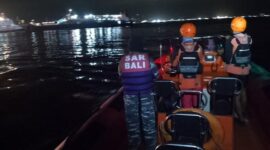 Tim SAR melakukan pencarian penumpang dan juga awak kapal. (Foto: Basarnas Bali)