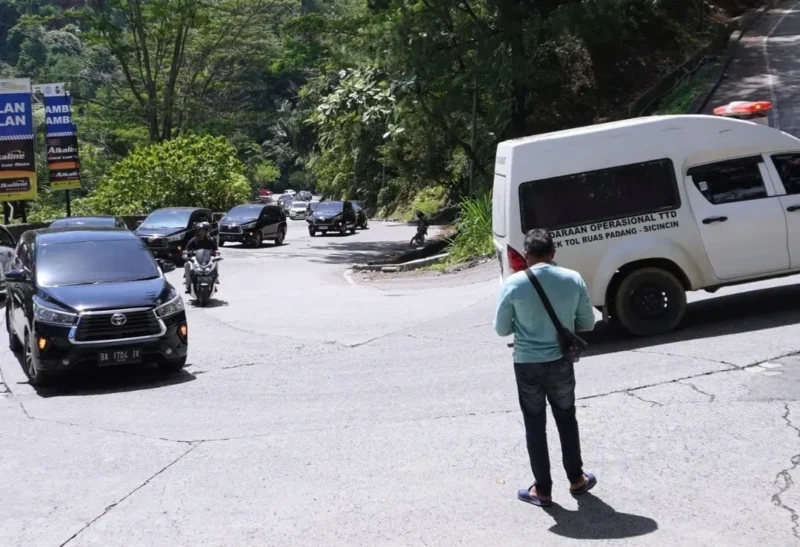 Akses lalu lintas di tanjakan Sitinjau Lauik, Padang–Solok. (Foto: IG @pthpsl)