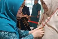 Ketua Bidang I TP-PKK Kota Padang, Ny Sri Hayati Maigus Nasir disambut oleh pengurus TP-PKK Samarinda di Bandara Aji Pangeran Tumenggung Pranoto, Senin (7/7/2025). (Foto: Diskominfo Padang)