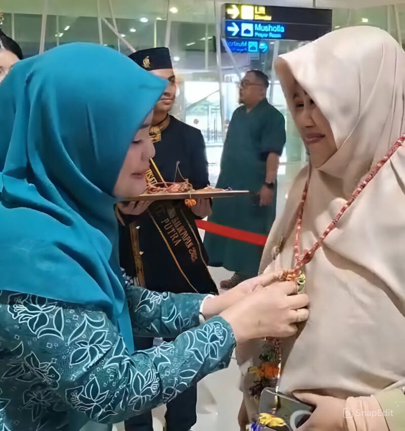 Ketua Bidang I TP-PKK Kota Padang, Ny Sri Hayati Maigus Nasir disambut oleh pengurus TP-PKK Samarinda di Bandara Aji Pangeran Tumenggung Pranoto, Senin (7/7/2025). (Foto: Diskominfo Padang)