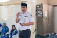 Camat Lubeg Nofiandi Amir memberikan sambutan pada pertemuan bulanan BKMT Kecamatan Lubeg di Masjid Nurussa’adah Kelurahan Lubeg Nan XX, Rabu (16/7/2025). (Foto: Ist)