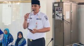 Camat Lubeg Nofiandi Amir memberikan sambutan pada pertemuan bulanan BKMT Kecamatan Lubeg di Masjid Nurussa’adah Kelurahan Lubeg Nan XX, Rabu (16/7/2025). (Foto: Ist)