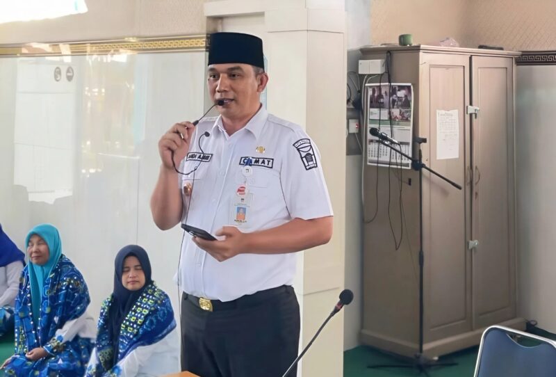 Camat Lubeg Nofiandi Amir memberikan sambutan pada pertemuan bulanan BKMT Kecamatan Lubeg di Masjid Nurussa’adah Kelurahan Lubeg Nan XX, Rabu (16/7/2025). (Foto: Ist)