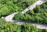 Akses lalu lintas di Tanjakan Panorama I, segmen jalan Padang–Solok. (Foto: Hutama Karya)