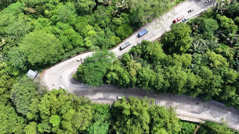 Akses lalu lintas di Tanjakan Panorama I, segmen jalan Padang–Solok. (Foto: Hutama Karya)