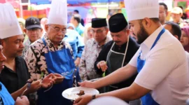 Gubernur Melaka, Tun Seri Setia Dr. Haji Mohd Ali bin Mohd Rustam dan rombongan DMDI mencicipi rendang yang diberikan Wali Kota Fadly Amran, Sabtu (9/8/2025). (Foto: Prokopim Padang) 