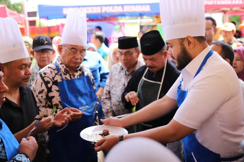 Gubernur Melaka, Tun Seri Setia Dr. Haji Mohd Ali bin Mohd Rustam dan rombongan DMDI mencicipi rendang yang diberikan Wali Kota Fadly Amran, Sabtu (9/8/2025). (Foto: Prokopim Padang) 