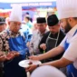Gubernur Melaka, Tun Seri Setia Dr. Haji Mohd Ali bin Mohd Rustam dan rombongan DMDI mencicipi rendang yang diberikan Wali Kota Fadly Amran, Sabtu (9/8/2025). (Foto: Prokopim Padang) 