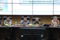 Wawako Padang Maigus Nasir memberikan arahan saat Rapat Evaluasi Pelaksanaan Kegiatan Pembangunan Semester I 2025, di Ruang Abu Bakar Ja’ar, Balai Kota Padang, Kamis (14/8/2025). (Foto: Prokopim Padang)