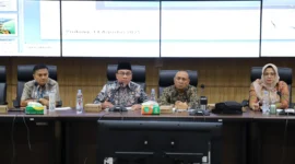 Wawako Padang Maigus Nasir memberikan arahan saat Rapat Evaluasi Pelaksanaan Kegiatan Pembangunan Semester I 2025, di Ruang Abu Bakar Ja’ar, Balai Kota Padang, Kamis (14/8/2025). (Foto: Prokopim Padang)