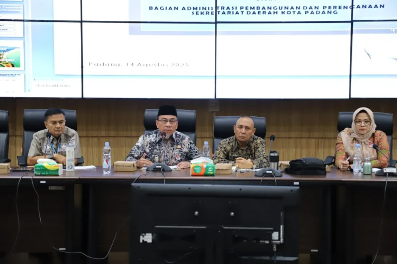 Wawako Padang Maigus Nasir memberikan arahan saat Rapat Evaluasi Pelaksanaan Kegiatan Pembangunan Semester I 2025, di Ruang Abu Bakar Ja’ar, Balai Kota Padang, Kamis (14/8/2025). (Foto: Prokopim Padang)