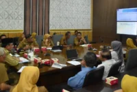 Wali Kota Padang Maigus Nasir memimpin Rapat Evaluasi Pelaksanaan Program MBG, di Ruangan Lounge Kantor Balai Kota Padang, Senin (11/8/2025). (Foto: Prokopim Padang)