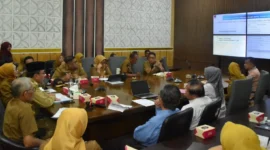 Wali Kota Padang Maigus Nasir memimpin Rapat Evaluasi Pelaksanaan Program MBG, di Ruangan Lounge Kantor Balai Kota Padang, Senin (11/8/2025). (Foto: Prokopim Padang)
