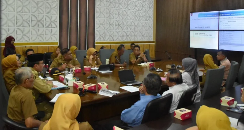 Wali Kota Padang Maigus Nasir memimpin Rapat Evaluasi Pelaksanaan Program MBG, di Ruangan Lounge Kantor Balai Kota Padang, Senin (11/8/2025). (Foto: Prokopim Padang)