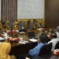 Wali Kota Padang Maigus Nasir memimpin Rapat Evaluasi Pelaksanaan Program MBG, di Ruangan Lounge Kantor Balai Kota Padang, Senin (11/8/2025). (Foto: Prokopim Padang)