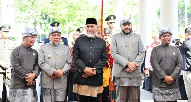 Gubernur Sumbar Mahyeldi, Wako Padang Fadly Amran, Wawako Maigus Nasir, Ketua DPRD Muharlion dan Wakil Ketua Osman Ayub saat menghadiri Rapat Paripurna Istimewa dalam rangka HJK Padang ke-356, di gedung DPRD setempat, Kamis (7/8/2025).