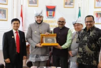 Wali Kota Padang, Fadly Amran menyerahkan cenderamata kepada Konjen India untuk Sumatera, Mr. Ravi Shanker Goel, di Kantor Balai Kota Padang, Kamis (7/8/2025). (Foto: Prokopim Padang)