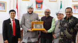 Wali Kota Padang, Fadly Amran menyerahkan cenderamata kepada Konjen India untuk Sumatera, Mr. Ravi Shanker Goel, di Kantor Balai Kota Padang, Kamis (7/8/2025). (Foto: Prokopim Padang)