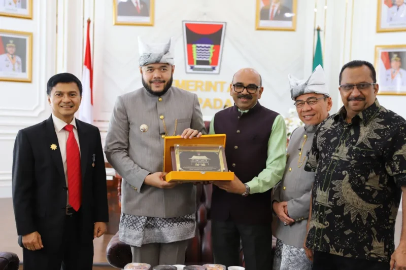 Wali Kota Padang, Fadly Amran menyerahkan cenderamata kepada Konjen India untuk Sumatera, Mr. Ravi Shanker Goel, di Kantor Balai Kota Padang, Kamis (7/8/2025). (Foto: Prokopim Padang)
