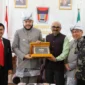Wali Kota Padang, Fadly Amran menyerahkan cenderamata kepada Konjen India untuk Sumatera, Mr. Ravi Shanker Goel, di Kantor Balai Kota Padang, Kamis (7/8/2025). (Foto: Prokopim Padang)