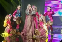 Aksi panggung Fikoh LIDA semarakkan peluncuran Taste of Padang Experience dalam rangka HJK Padang ke-356 di Gedung Youth Centre, Minggu (3/8/2025).