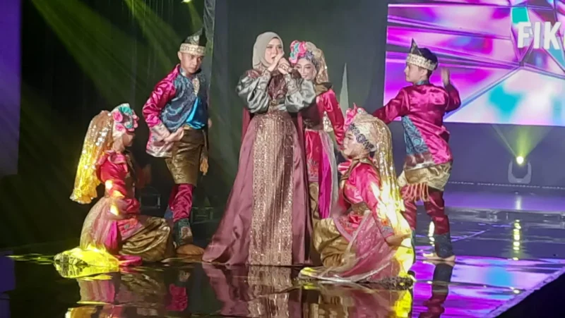 Aksi panggung Fikoh LIDA semarakkan peluncuran Taste of Padang Experience dalam rangka HJK Padang ke-356 di Gedung Youth Centre, Minggu (3/8/2025).