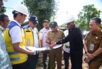 Bupati Padang Pariaman, John Kenedy Azis, bersama Kepala BWS Sumatera V, Naryo Widodo, meninjau pengerjaan normalisasi dan perkuatan tanggul Sungai Batang Anai di Korong Talao Mundam, Nagari Kataping, Kecamatan Batang Anai, Selasa (12/8/2025). (Foto: Kominfo Padang Pariaman)