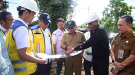 Bupati Padang Pariaman, John Kenedy Azis, bersama Kepala BWS Sumatera V, Naryo Widodo, meninjau pengerjaan normalisasi dan perkuatan tanggul Sungai Batang Anai di Korong Talao Mundam, Nagari Kataping, Kecamatan Batang Anai, Selasa (12/8/2025). (Foto: Kominfo Padang Pariaman)