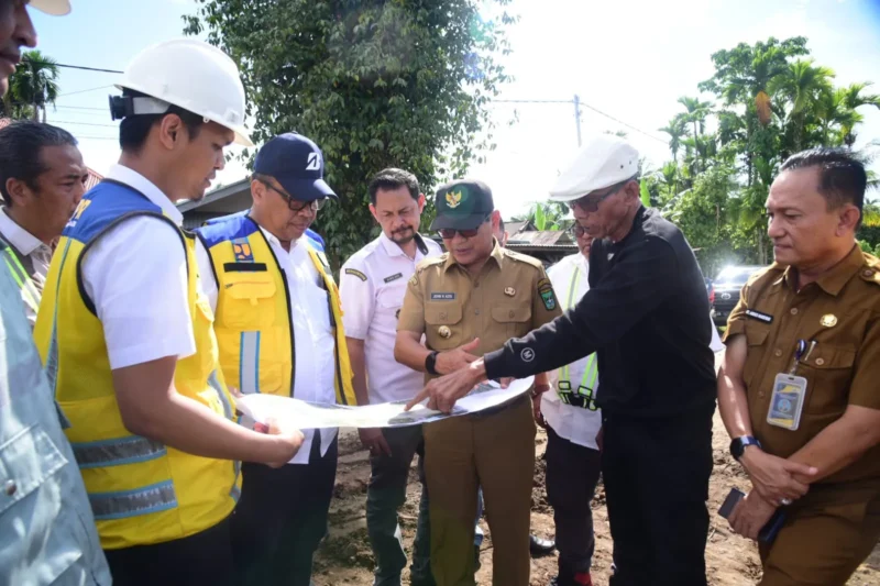 Bupati Padang Pariaman, John Kenedy Azis, bersama Kepala BWS Sumatera V, Naryo Widodo, meninjau pengerjaan normalisasi dan perkuatan tanggul Sungai Batang Anai di Korong Talao Mundam, Nagari Kataping, Kecamatan Batang Anai, Selasa (12/8/2025). (Foto: Kominfo Padang Pariaman)
