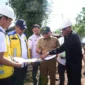Bupati Padang Pariaman, John Kenedy Azis, bersama Kepala BWS Sumatera V, Naryo Widodo, meninjau pengerjaan normalisasi dan perkuatan tanggul Sungai Batang Anai di Korong Talao Mundam, Nagari Kataping, Kecamatan Batang Anai, Selasa (12/8/2025). (Foto: Kominfo Padang Pariaman)