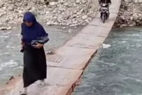 Kondisi jembatan darurat yang menghubungkan Nagari Koto Rawang dengan nagari lainnya ketika dilintasi warga. (Foto: Dok M Joni)