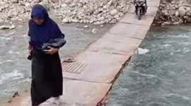 Kondisi jembatan darurat yang menghubungkan Nagari Koto Rawang dengan nagari lainnya ketika dilintasi warga. (Foto: Dok M Joni)