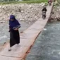 Kondisi jembatan darurat yang menghubungkan Nagari Koto Rawang dengan nagari lainnya ketika dilintasi warga. (Foto: Dok M Joni)
