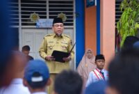 Wakil Wali Kota Padang Maigus Nasir menjadi pembina upacara bendera di SMP Pertiwi 2 Padang, Senin pagi (11/8/2025). (Foto: Prokopim Padang)