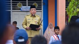 Wakil Wali Kota Padang Maigus Nasir menjadi pembina upacara bendera di SMP Pertiwi 2 Padang, Senin pagi (11/8/2025). (Foto: Prokopim Padang)