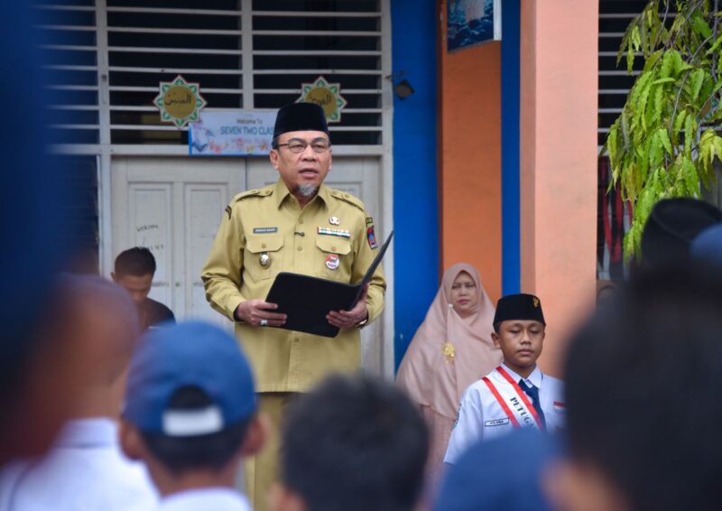 Wakil Wali Kota Padang Maigus Nasir menjadi pembina upacara bendera di SMP Pertiwi 2 Padang, Senin pagi (11/8/2025). (Foto: Prokopim Padang)