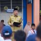 Wakil Wali Kota Padang Maigus Nasir menjadi pembina upacara bendera di SMP Pertiwi 2 Padang, Senin pagi (11/8/2025). (Foto: Prokopim Padang)
