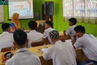 Siswa MAN 2 Pesisir Selatan serius mengikuti sosialisasi PPID yang digelar oleh Bawaslu Pessel. (Foto: Dok Humas Bawaslu)