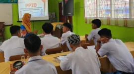 Siswa MAN 2 Pesisir Selatan serius mengikuti sosialisasi PPID yang digelar oleh Bawaslu Pessel. (Foto: Dok Humas Bawaslu)