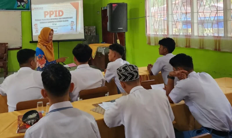 Siswa MAN 2 Pesisir Selatan serius mengikuti sosialisasi PPID yang digelar oleh Bawaslu Pessel. (Foto: Dok Humas Bawaslu)