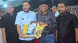 Wali Kota Padang Fadly Amran saat mendampingi Menteri PU Dody Hanggodo, anggota DPR Zigo Rolanda (kanan) dan Andre Rosiade saat kunjungan kerja ke Kota Padang. (Foto: Prokopim Padang)