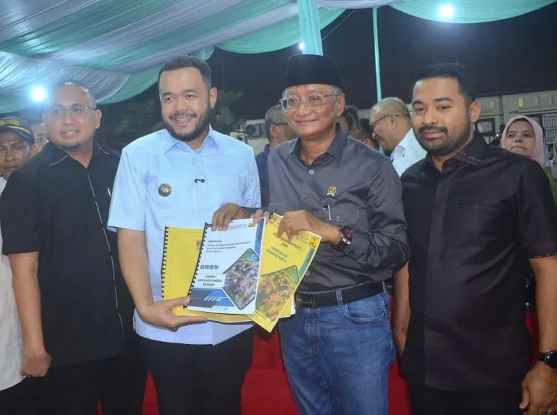 Wali Kota Padang Fadly Amran saat mendampingi Menteri PU Dody Hanggodo, anggota DPR Zigo Rolanda (kanan) dan Andre Rosiade saat kunjungan kerja ke Kota Padang. (Foto: Prokopim Padang)