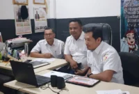 Ketua Bawaslu Pessel, Afriki Musmaidi (tengah) didampingi Kepala Sekretariat, Rinaldi (kiri) dan Kordiv Penanganan Pelanggaran dan Data Informasi, Syauqi Fuadi, saat mengikuti sesi wawancara secara daring. (Foto: Dok Humas Bawaslu)