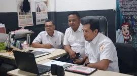Ketua Bawaslu Pessel, Afriki Musmaidi (tengah) didampingi Kepala Sekretariat, Rinaldi (kiri) dan Kordiv Penanganan Pelanggaran dan Data Informasi, Syauqi Fuadi, saat mengikuti sesi wawancara secara daring. (Foto: Dok Humas Bawaslu)